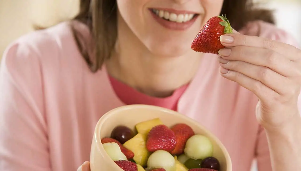Mangiare fragole: l’effetto su colesterolo e pressione
