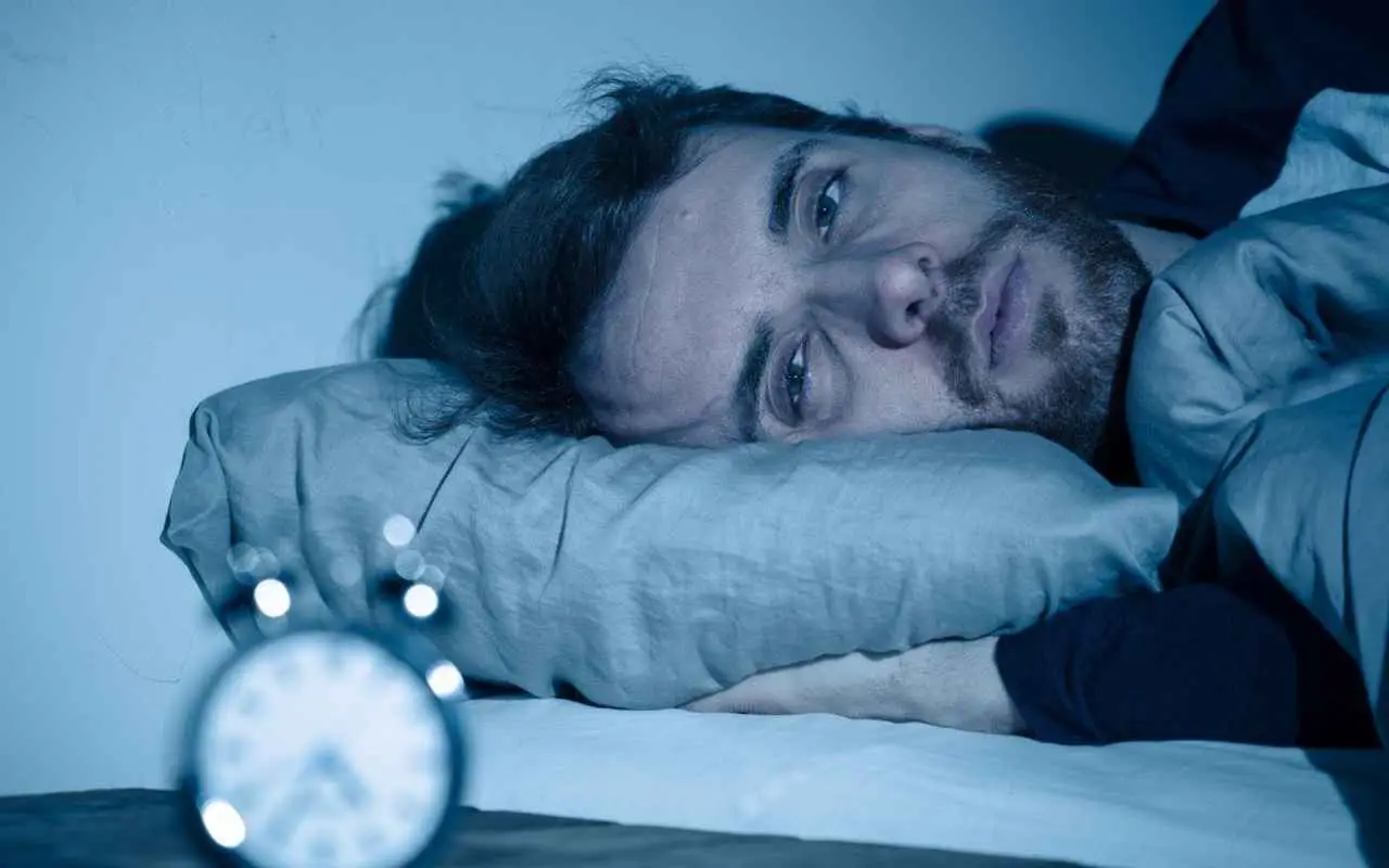 Sonno disturbato: l’abitudine serale da eliminare subito