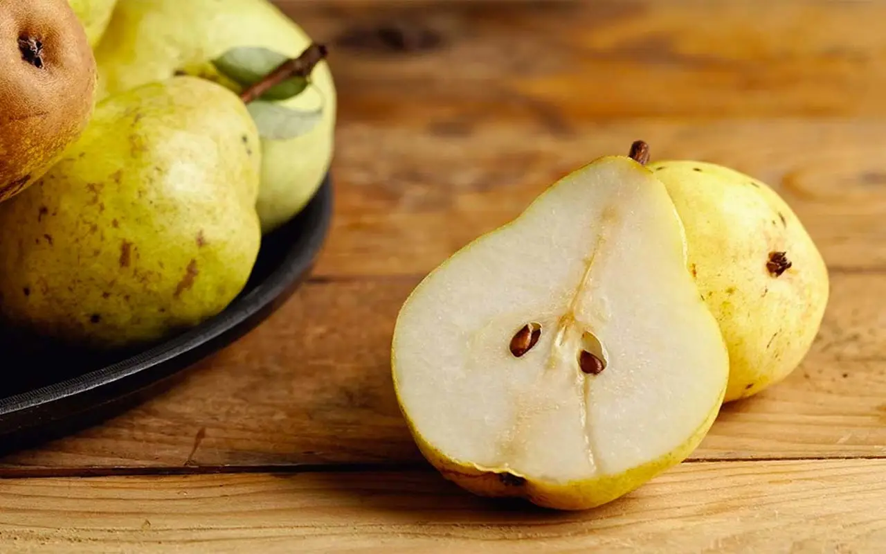 Mangiare pere: l’effetto su intestino e colesterolo