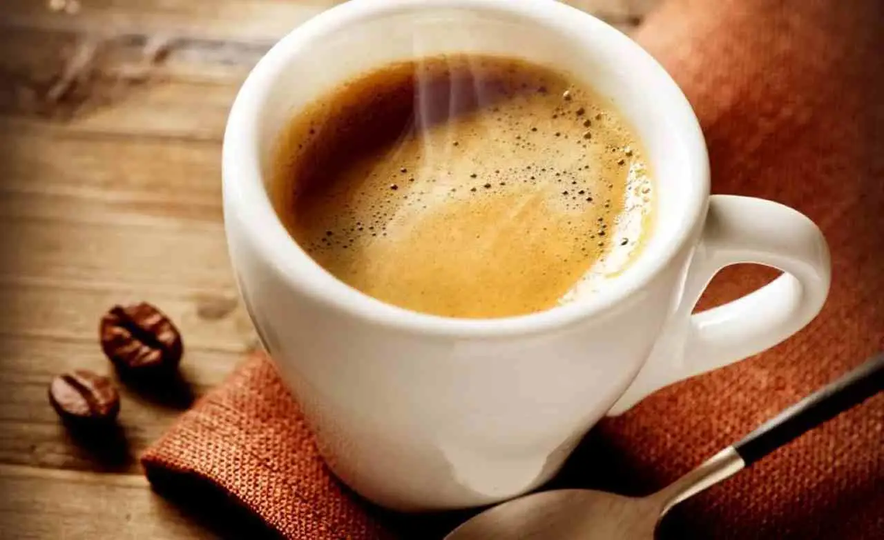Non bere caffè dopo pranzo: cosa succede alla digestione