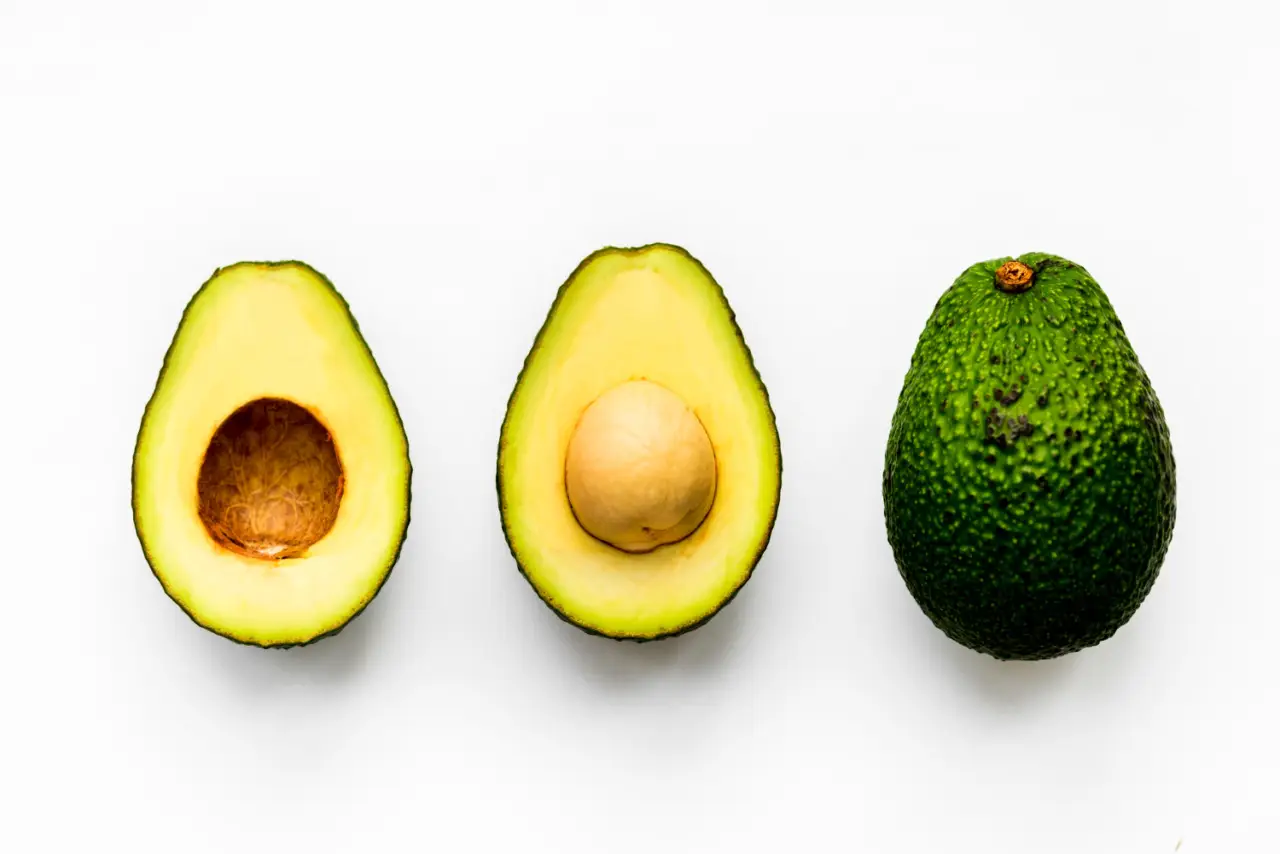 Mangiare avocado: cosa succede al colesterolo